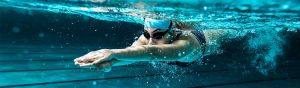 Schwimmerin im Sportbecken