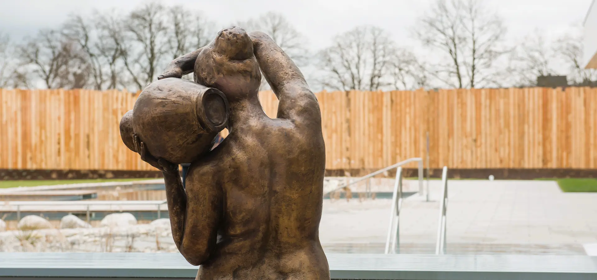 Bronzestatur mit Karaffe auf Schulter von hinten