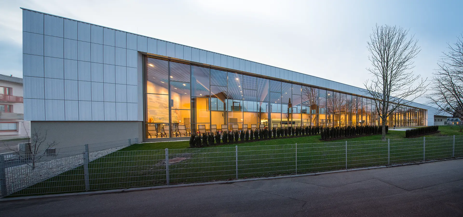 Außenansicht Freizeitbadried mit großer Fensterfläche