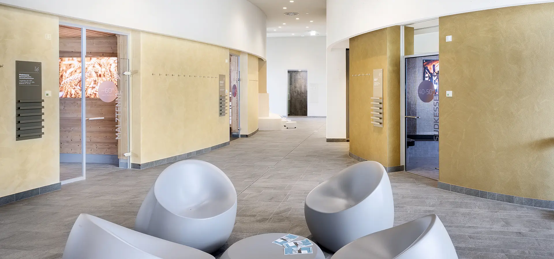 Sitzbereich mit Blick auf die verschiedenen Saunaeingänge