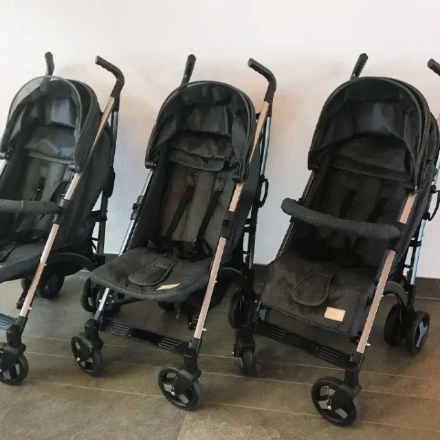 Drei Buggy stehen an einer Wand