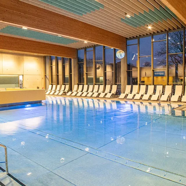 Kinderbecken am Abend beleuchtet