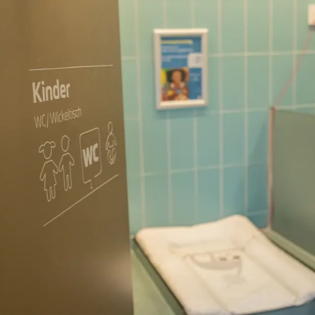 Blick ins Kinderklo. Ersichtlich ist hier auch die Wickelmöglichkeit für Babys.