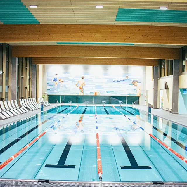 25 Meter Sportbecken mit 4 Bahnen