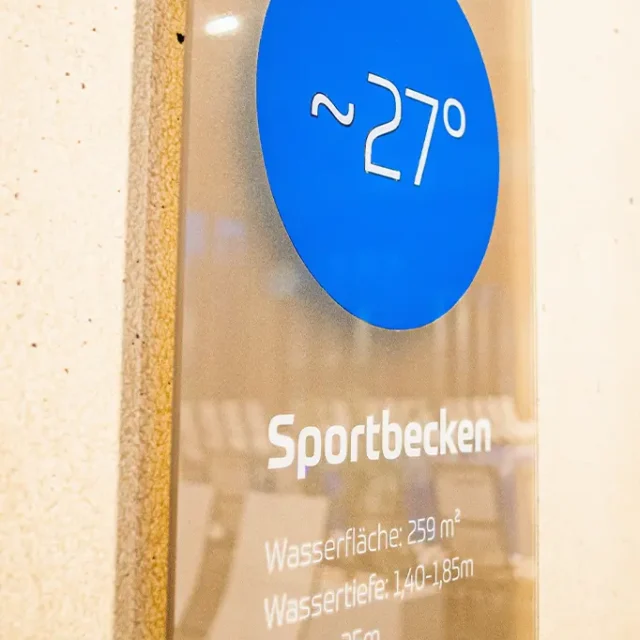 Beschriftung vom Sportbecken mit 27 Grad Celsius.