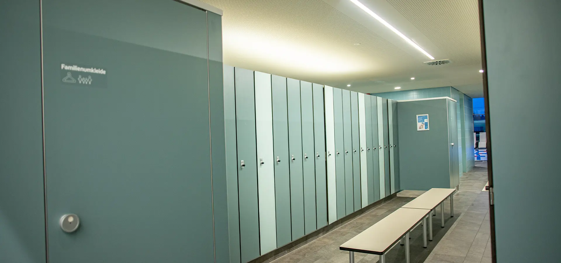 Foto der Umkleideräume, Sitzbänken und Spinde für die Aufbewahrung