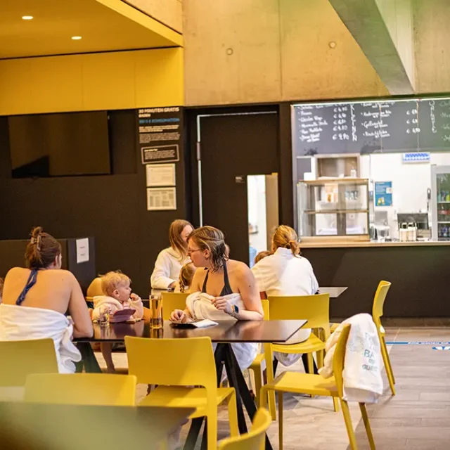 Badebistro und Thekenbereich mit Stühlen und Tischen