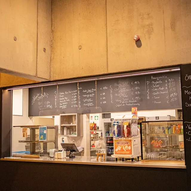 Bistro-Theke mit Getränken, Gerichten und Preisen