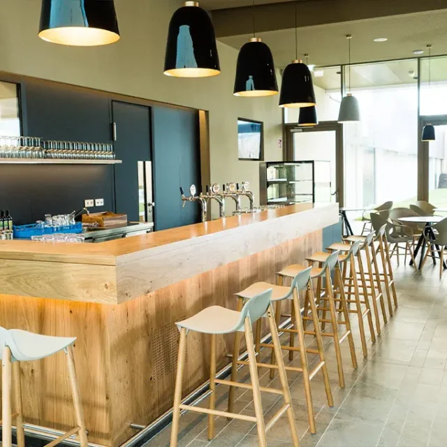 Barhocker mit dem Blick auf den Ausschank und Sitzmöglichkeiten