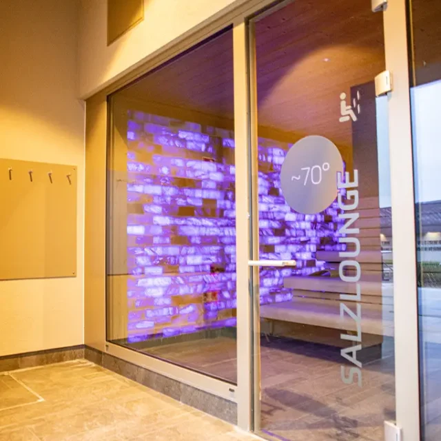 Außenansicht der Eingangstür der Salzlounge mit dem Hinweis auf ~70°