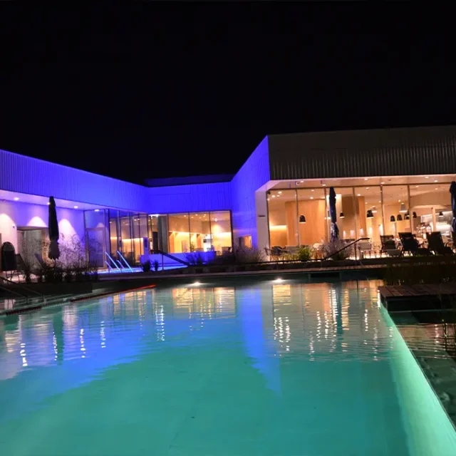 blau beleuchtete Außenansicht im Saunabereich