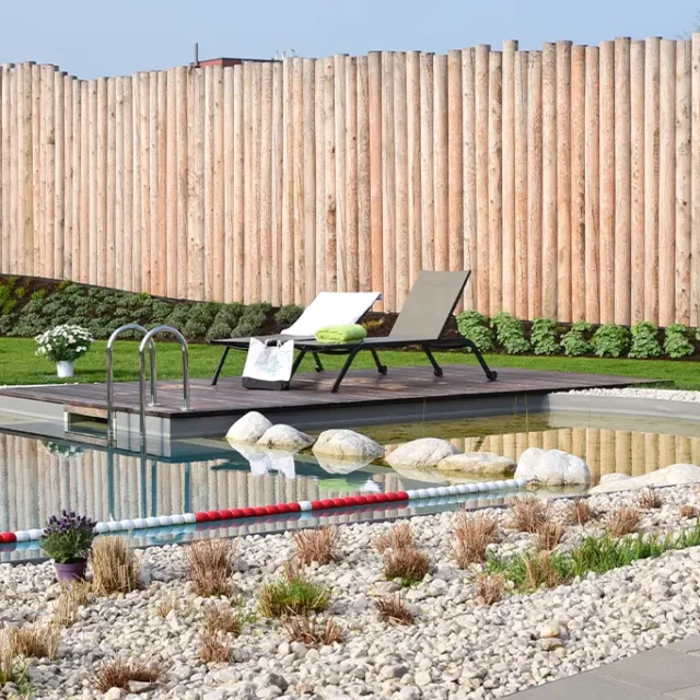 Liegebänke im Naturteich im Außenbereich der Saunalandschaft