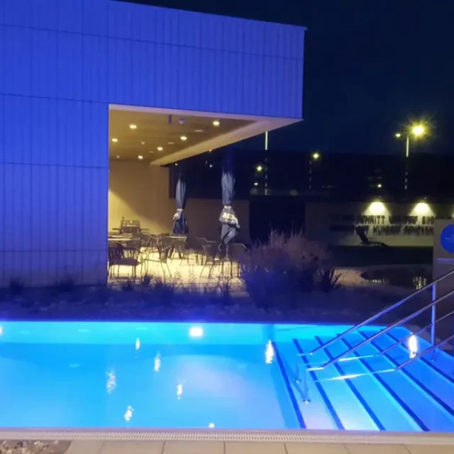 blau beleuchtetes Solebecken im Außenbereich