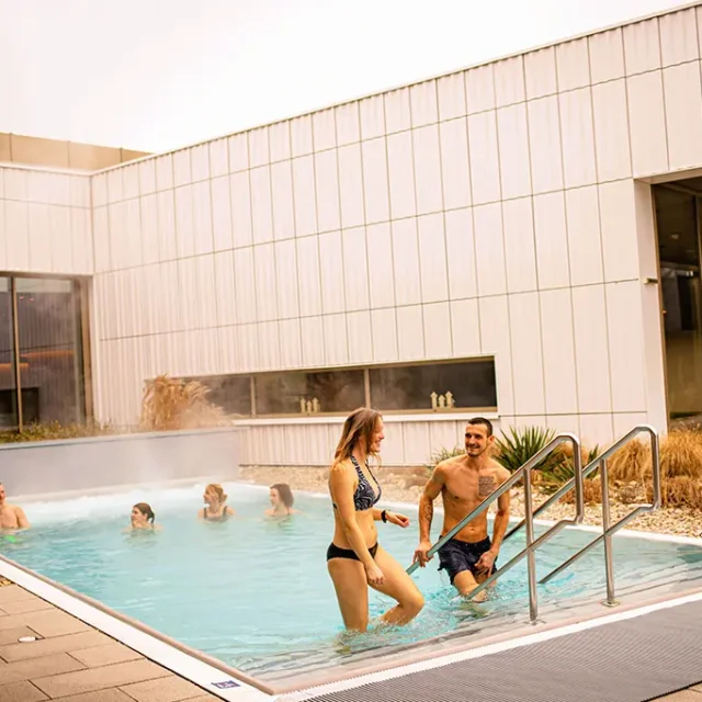 zwei Badegäste verlassen das Solebecken