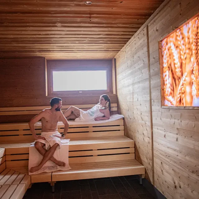 Mann und Frau in der Malztenne-Sauna