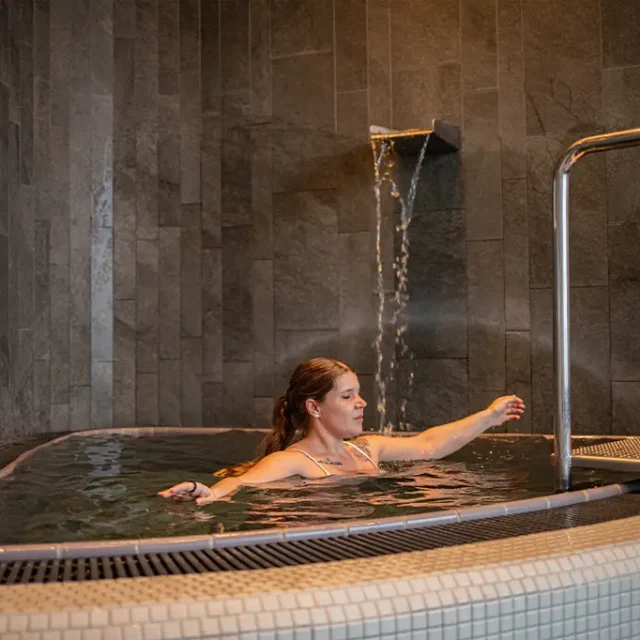 Dame ist im Tauchbecken