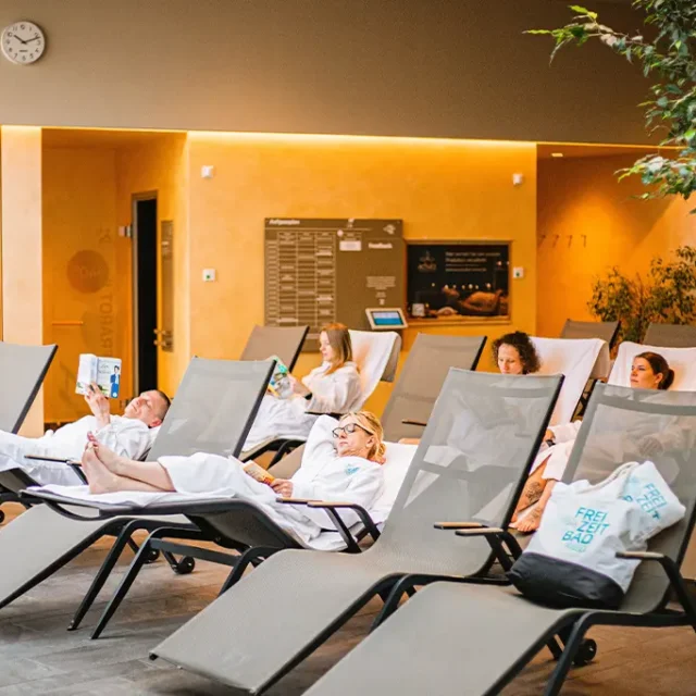 Liegebereich in der Saunawelt mit Blick in den Außenbereich