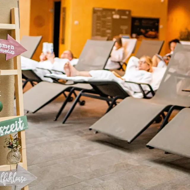 Holzleiter mit einem Pfeil: Willkommen im kleinen Paradies